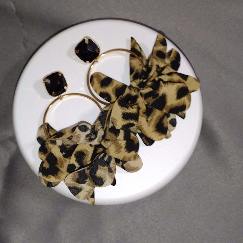 LEOPARD 🐆 EARRINGS - Picture 11 of 12